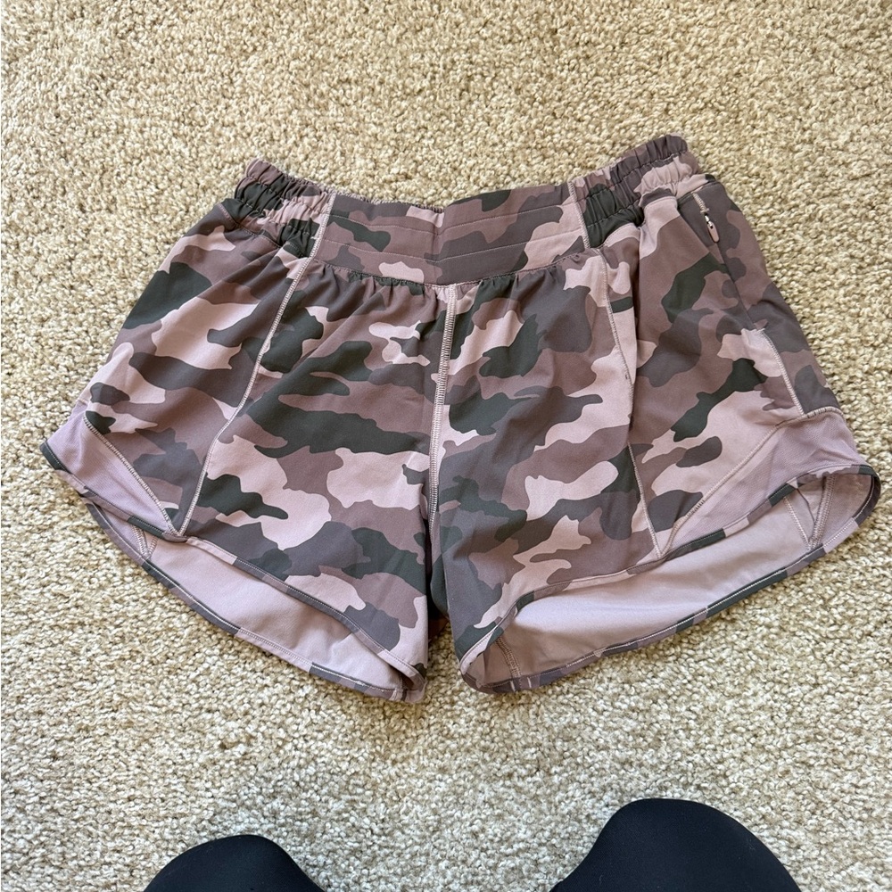 lululemon Hotty Hot Low-Rise Lined
Short 4"